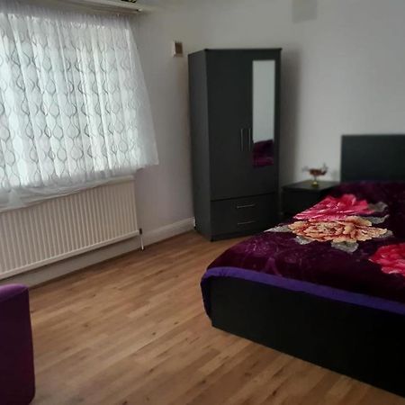 Grey Double Bedroom London Eksteriør billede