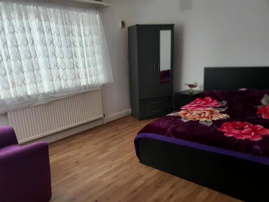 Grey Double Bedroom London Eksteriør billede